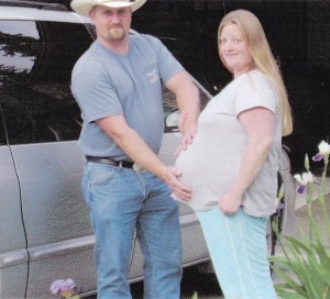 A picture of Linda pregnant and her partner.